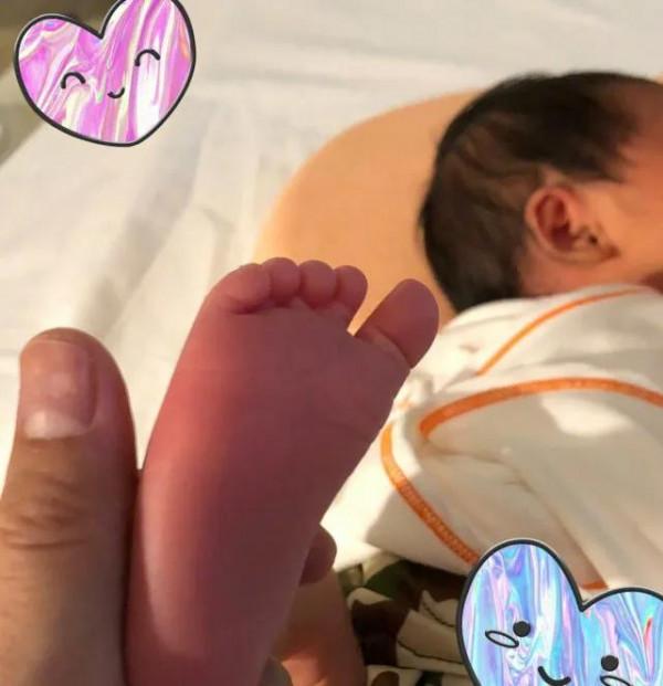 林依晨分享慶生照,還曬出了寶寶的小腳丫,粉嫩嫩的好可愛 林依晨分享慶生照,還曬出了寶寶的小腳丫,粉嫩嫩的好可愛