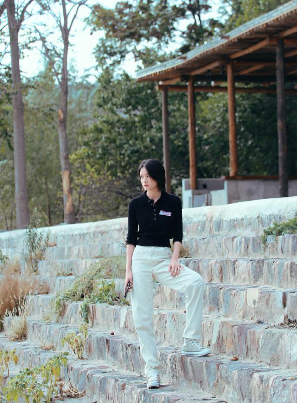 張雪迎是沒吃飯嗎?穿露臍開衫配運動褲,這“螞蟻腰”太搶鏡了 張雪迎是沒吃飯嗎?穿露臍開衫配運動褲,這“螞蟻腰”太搶鏡了