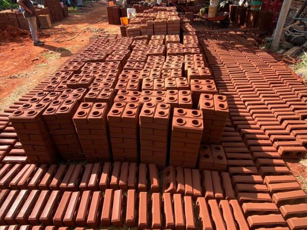 手工壓制磚與木材構築而成的自宅 &sol; Equipo de Arquitectura