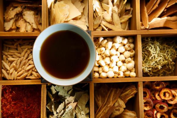 喝中藥時，儘量少吃這4類食物，再喜歡也請管住嘴，以免影響藥效