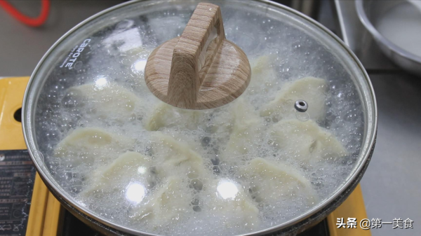 做鍋貼用澱粉水還是麵粉水?掌握好方法,個個酥脆鮮香 做鍋貼用澱粉水還是麵粉水?掌握好方法,個個酥脆鮮香