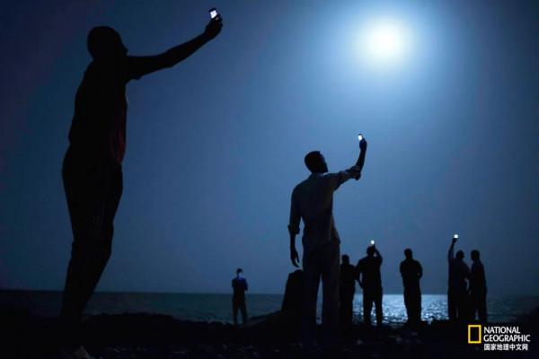 他從非洲走路到中國，15雙鞋報廢