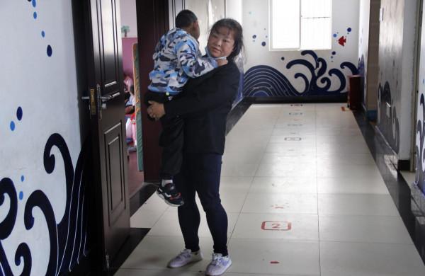 媽媽玩著手機給4個月大的兒子換尿布，發生意外後竟一走了之