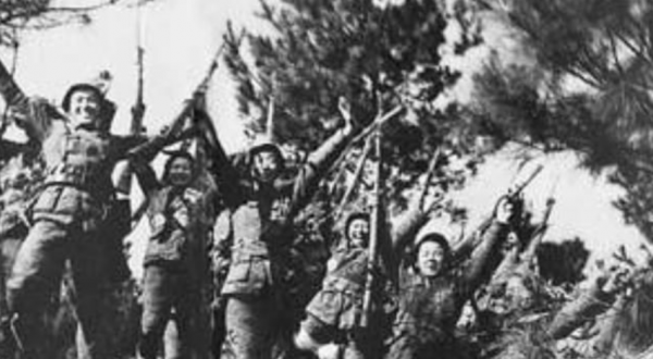 兒子撒謊說去當鐵匠，當兵20多年成司令，回家母親給了他一巴掌