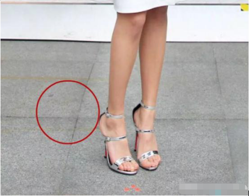 明星p圖哪家強:關曉彤“7趾大仙”,楊紫地磚歪 明星p圖哪家強:關曉彤“7趾大仙”,楊紫地磚歪