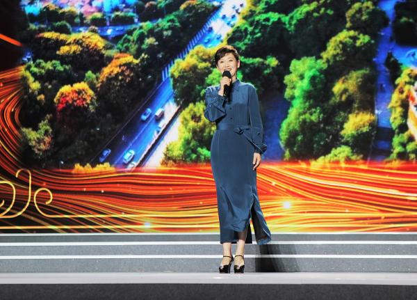 徐帆短髮造型好任性，真是全靠顏值在撐，但看起來還挺有女人味