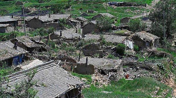 18歲農村娃考上北大，全村湊錢贈路費，百億身價後送每戶村民別墅