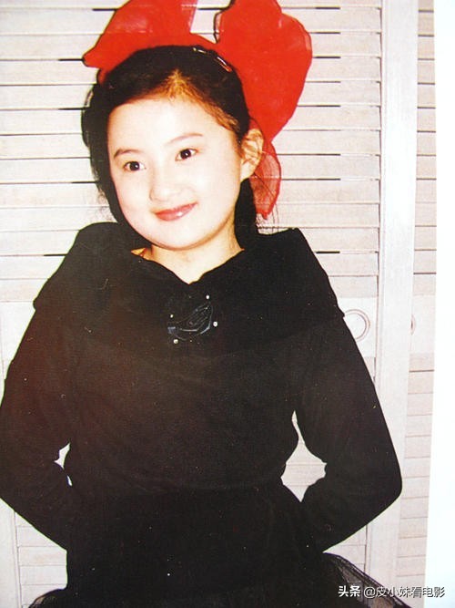 著名童星金銘：9歲爆紅成團寵、在巔峰時退圈，她都經歷了什麼？