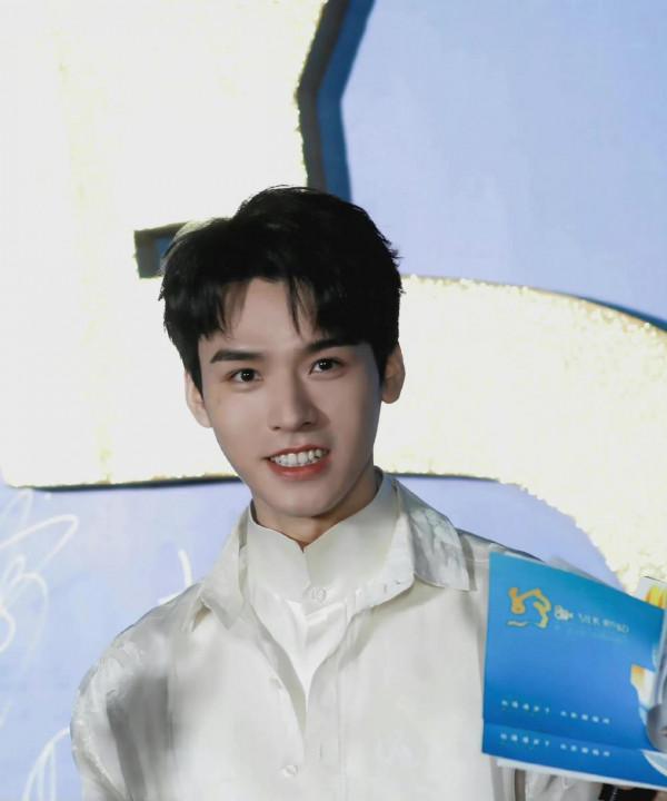 龔俊絲綢之路閉幕紅毯，白絲綢外套或黑西裝金絲眼鏡，你喜歡哪個