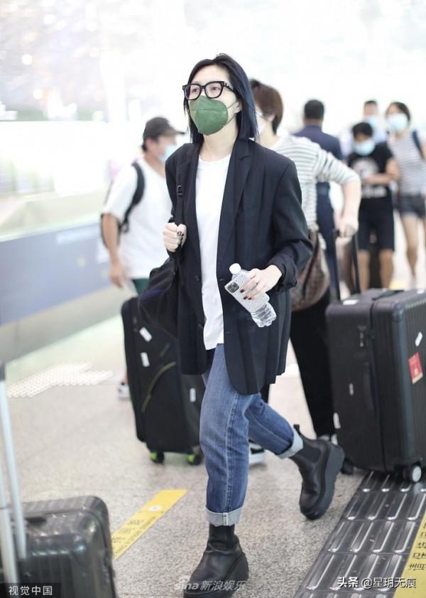 楊千嬅穿黑色西裝外套搭短靴摩登颯爽 挎單肩包一路疾走 楊千嬅穿黑色西裝外套搭短靴摩登颯爽 挎單肩包一路疾走