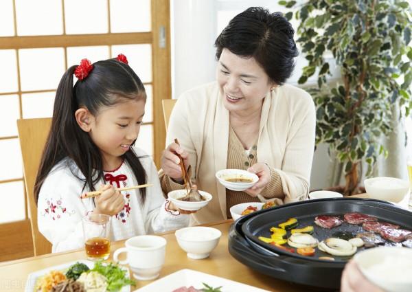 改掉孩子出門就玩手機的習慣