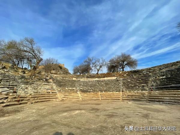 在土耳其古城卡斯塔巴拉發現了喜劇和悲劇面具