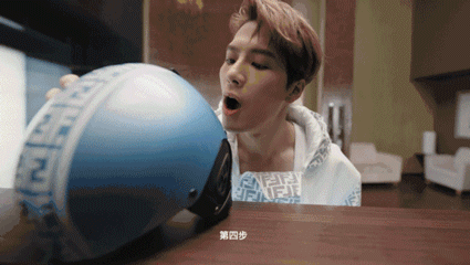 為什麼長得美的、帥的，最近都穿著FENDI玩滑雪