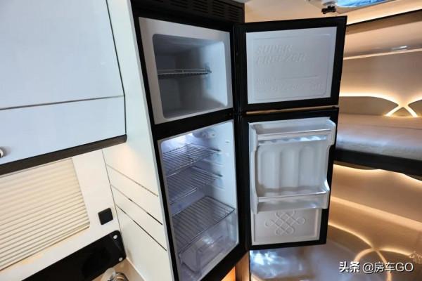 這臺房車有5種充電方式，車內電器語音控制，衛生間也是乾溼分離