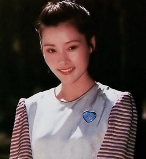 何賽飛：25歲嫁初戀，兒子跟她姓，32年無緋聞，婚姻美滿知足常樂