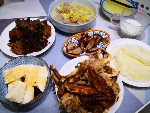 曬老兩口豐盛早餐,滿滿一桌真解饞,網友:勤儉節約不浪費,點贊 曬老兩口豐盛早餐,滿滿一桌真解饞,網友:勤儉節約不浪費,點贊