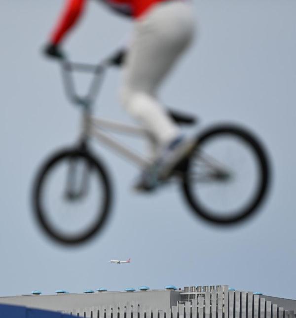 全運會-腳踏車女子小輪車自由式公園賽：與飛機同框