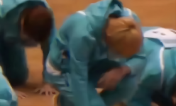 中國練習生不肯向韓國觀眾下跪，韓網友集體抵制，要她滾回中國