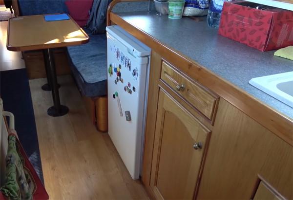 52歲的他放棄一切，住進33㎡“房船”中漂泊流浪，一晃已生活5年