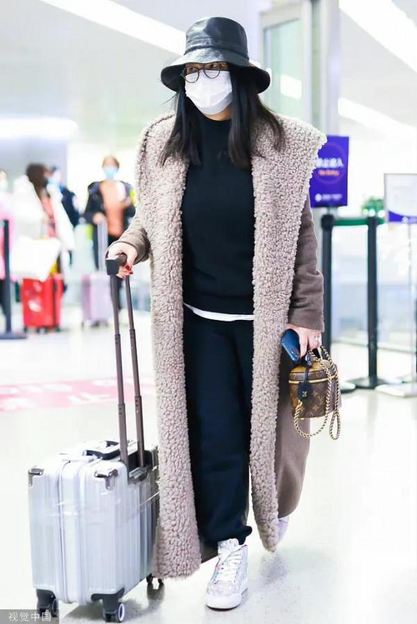 李湘私服，身穿超長翻領毛絨大衣，貴氣依舊