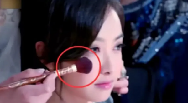 張飛穿皮鞋，楊穎“花容失色”，觀眾：我們連敷衍都不配了嗎？