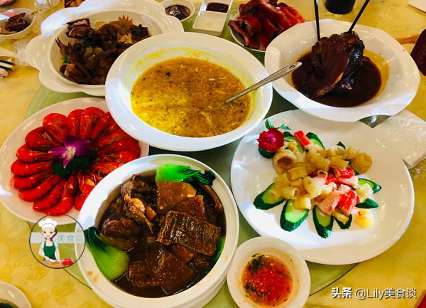 國慶假期吃酒席，隨禮500塊，滿滿一桌子的硬菜，客人吃了想打包