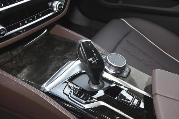 體驗最低配的寶馬5系，外觀漂亮、內飾精美，不摳標回頭率也很高