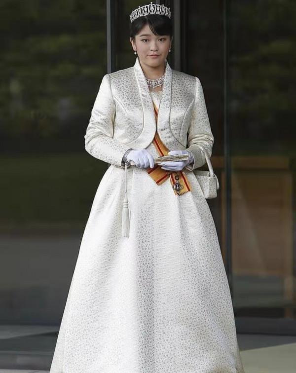 看看真子戴了10年的頭飾，和劍橋情人結框架類似，花卉有深意