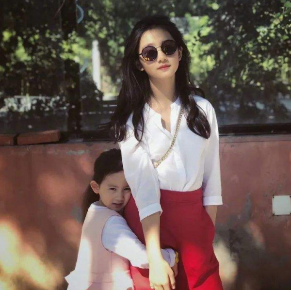 汪峰王菲小瀋陽黃磊女兒未成年打扮早熟，曹格女兒11歲就濃妝豔抹