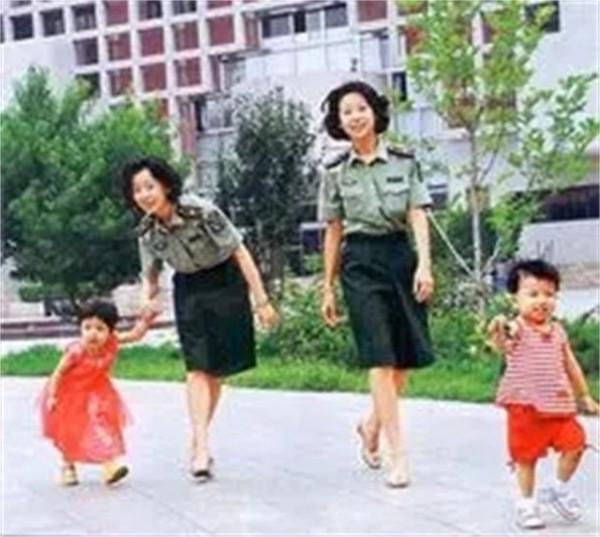 當年在閱兵儀式上“紅遍中國”的雙胞胎姐妹花，後來怎麼樣了？