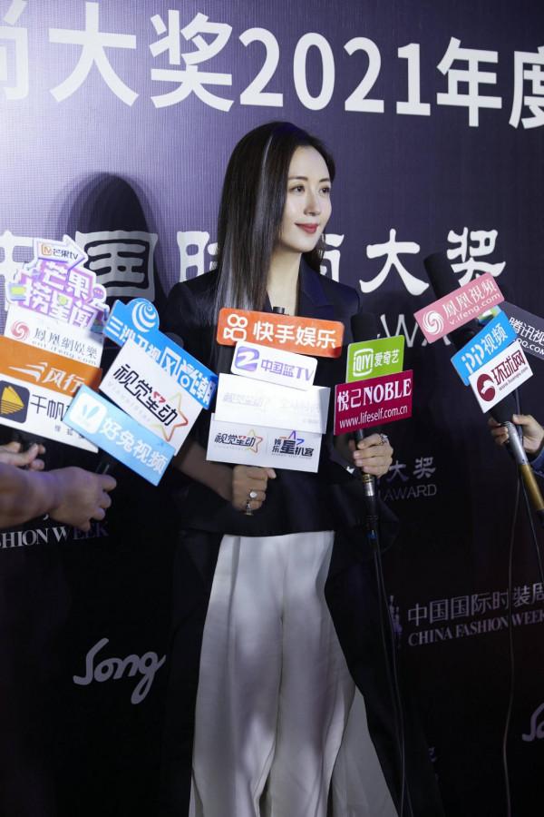 楊童舒乾淨利落打扮驚豔亮相2021年北京時裝週