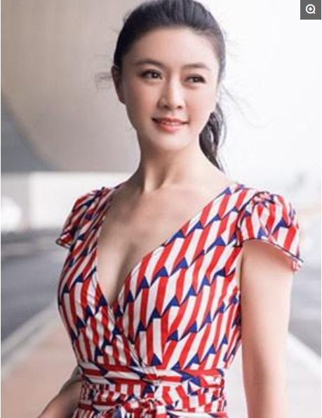 長相驚豔大氣，和陸毅相愛四年被父母拆開，42歲單身女兒漂亮