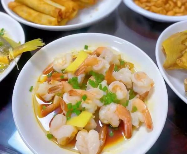 孃家人來做客，做幾道菜招待，弟弟說：真豐盛！可以做老闆了