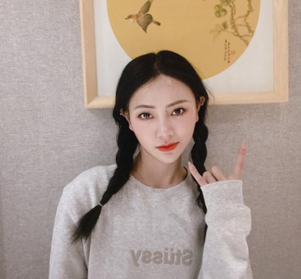 披頭散髮已經過時了，今年流行這5款髮型，青春時尚顯臉小