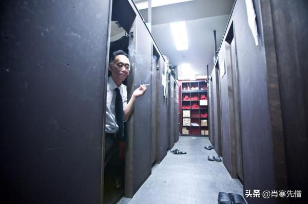 一位29歲的日本白領住在網咖，每月4000元租金，一住就是5年