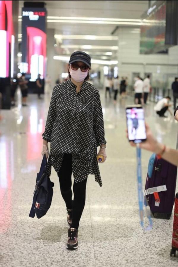 在後臺排練的蔡明，白頭髮不染還禿頂素顏蠟黃黃的，這才真實