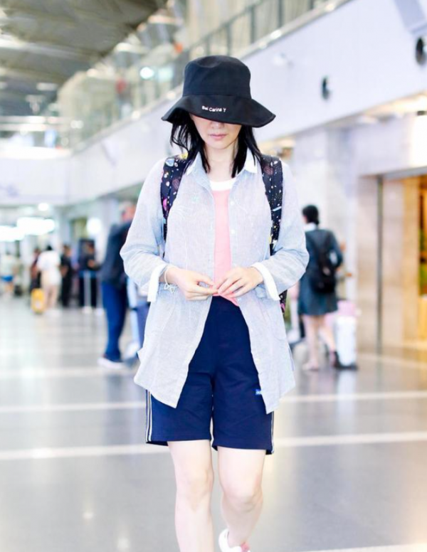 胡可一家四口走機場,穿小黑褲暴露“阿姨肚”,兩兒子穿得還挺潮 胡可一家四口走機場,穿小黑褲暴露“阿姨肚”,兩兒子穿得還挺潮