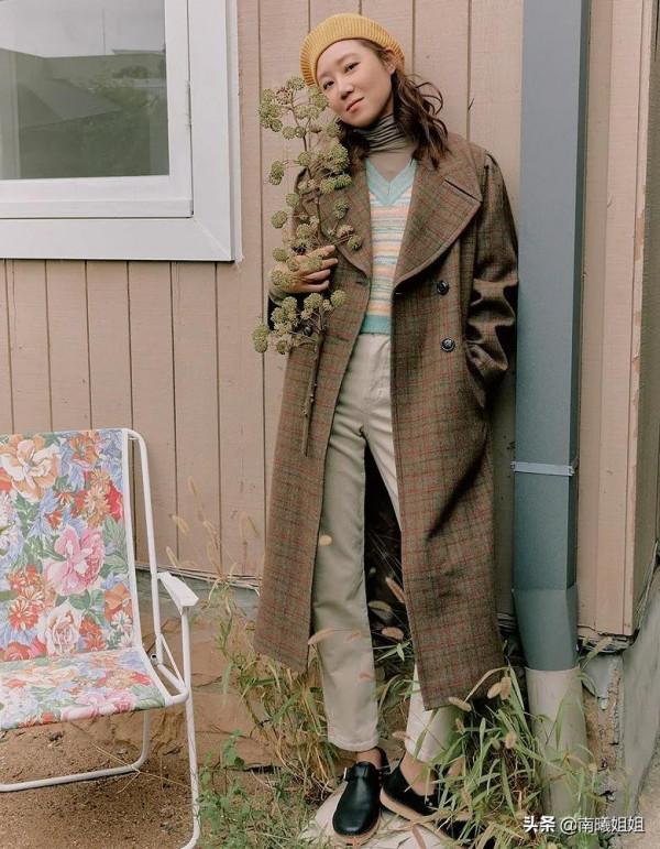 答應我：面板黃的女性，秋冬多穿這4個“高階色”，減齡還有氣質