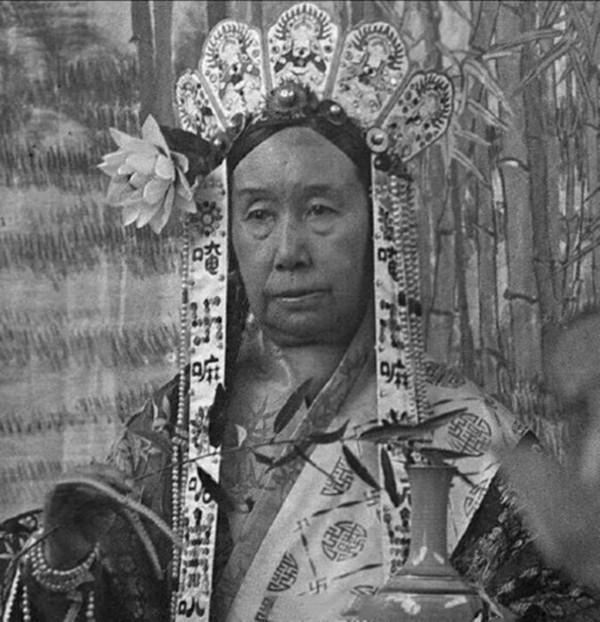 晚清老照片：慈禧扮演觀音姐姐，洋人獵殺老虎，公子哥娶法國新娘