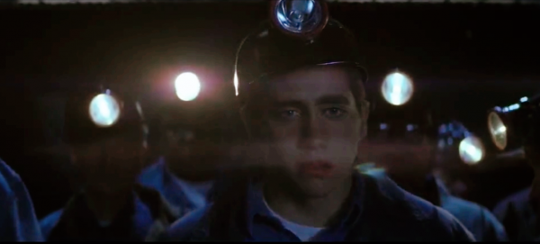 一個高中男孩，透過造火箭獲得獎學金，入大學並走出小鎮的故事