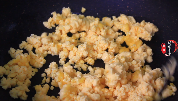 陝西中年夫妻的簡約午餐，一盤玉米麵走紅朋友圈，勾起了兒時回憶