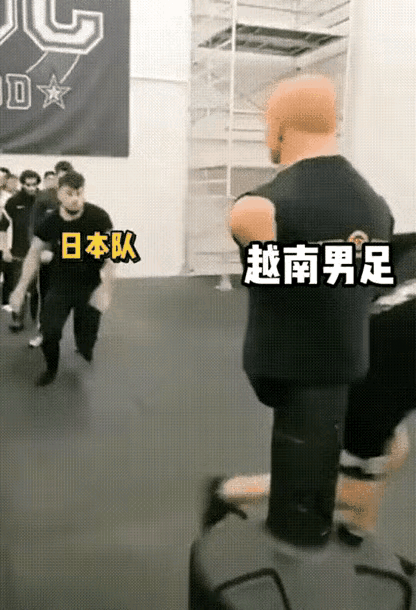 躺平的男足還沒到站起來的時候