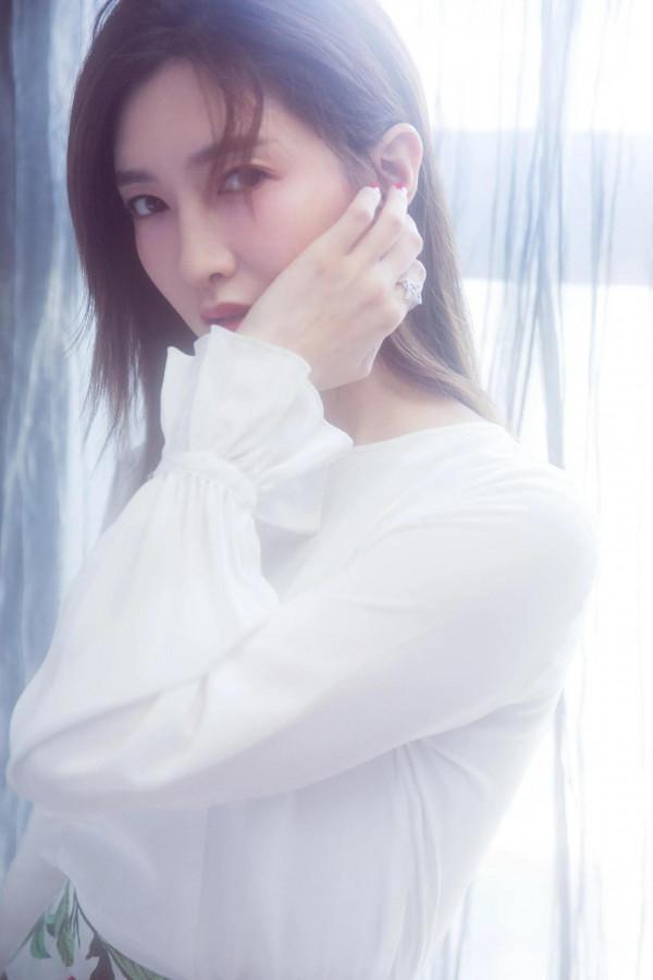 江疏影一襲白裙亮相金雞獎，盡顯牛奶肌好身材，白到發光