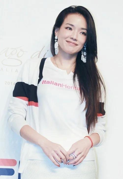 劉詩詩“大爺式”坐姿亮了!穿運動服的女明星有多美 劉詩詩“大爺式”坐姿亮了!穿運動服的女明星有多美