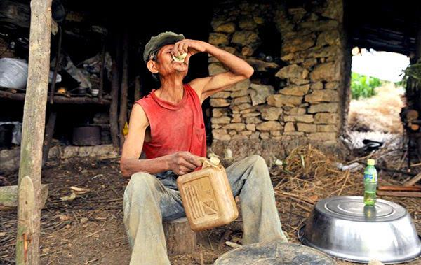 75歲老人喝汽油治咳嗽，45年喝了2千多升汽油，不喝就心慌