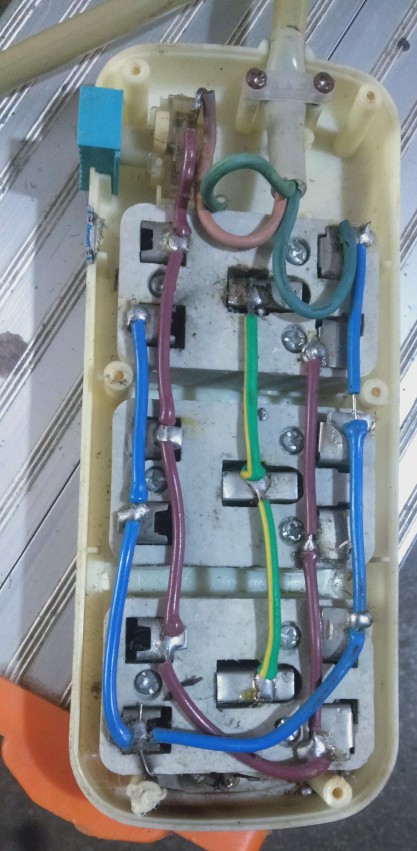 帶線帶開關移動插座的內部構造（帶一個紅色指示燈，二）