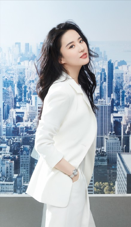 女神劉亦菲時尚大片曝光，西裝配皮褲颯氣十足，仙女耍酷不一般