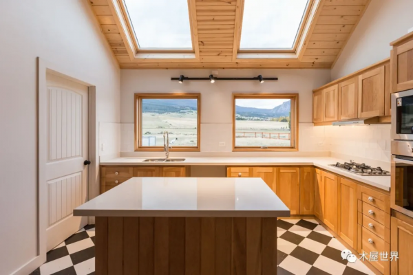 風景與陽光在屋裡匯合，原野中的 Haus III木屋住宅