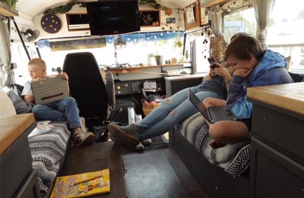 單親媽媽買下2004年舊校車,帶4個孩子在27㎡車內住1年,也是服了 單親媽媽買下2004年舊校車,帶4個孩子在27㎡車內住1年,也是服了