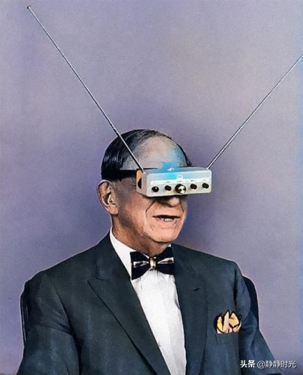 老照片：末代皇帝和時尚女子玩蹺蹺板，男子穿可加油的旱冰鞋